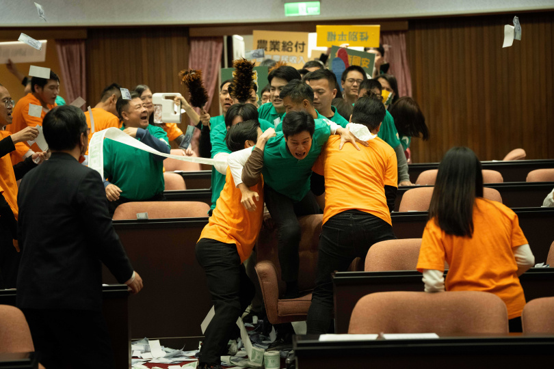 薛仕凌飾演的高政光參加立法院甲級動員。(圖/ CATCHPLAY+、公視、大慕可可)