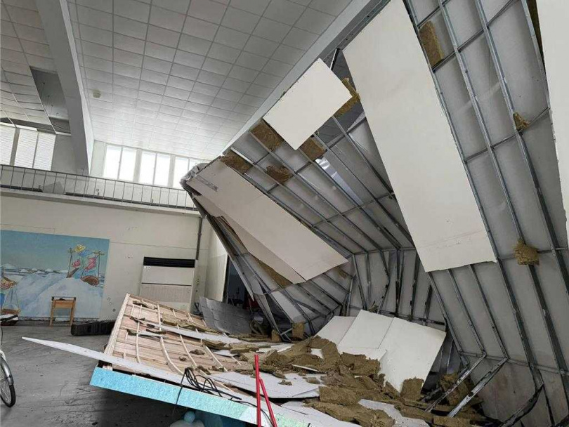 七股鹽山園區的屋頂及牆壁都被丹娜絲颱風吹倒。（圖／台鹽公司提供）