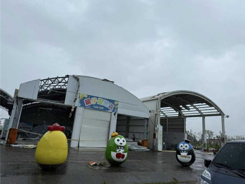 七股鹽山的親子遊憩區的設施被丹娜絲的強風吹壞。（圖／台鹽公司提供）