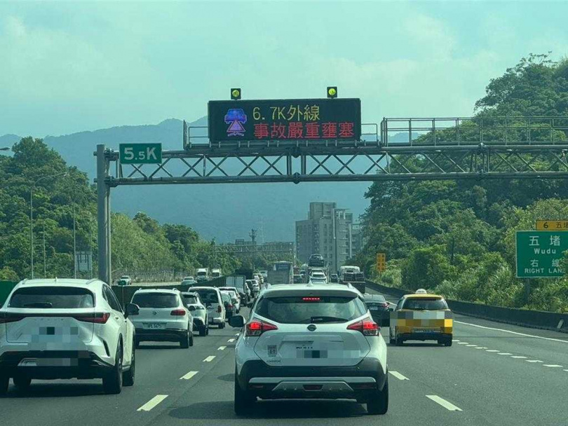 18日下午有1輛貨櫃車行經到國道1號五堵交流道時，整輛車突然側翻在車道上，導致嚴重回堵。（圖／中國時報徐佑昇攝）