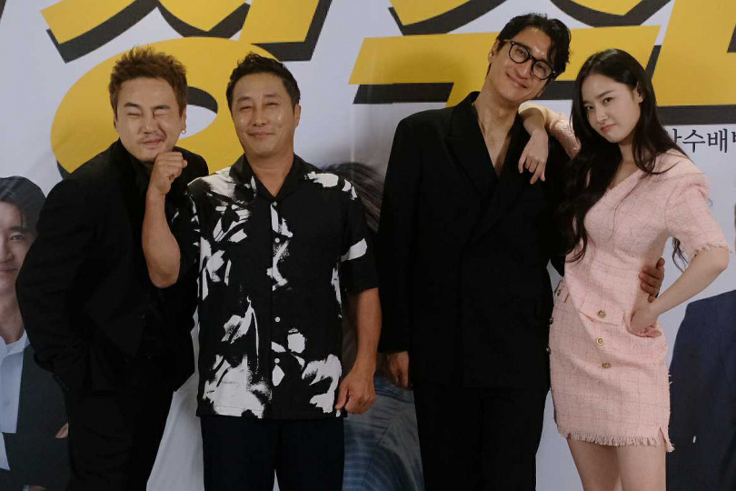 綠茶（左）促成台韓電影合作，與金炳萬、申鉉濬、裴優熙同台飆戲。（圖／童心娛樂提供）