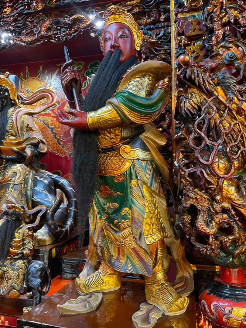 苗栗縣竹南龍鳳宮財神鬍鬚變長了。（圖／楊登嵙提供）