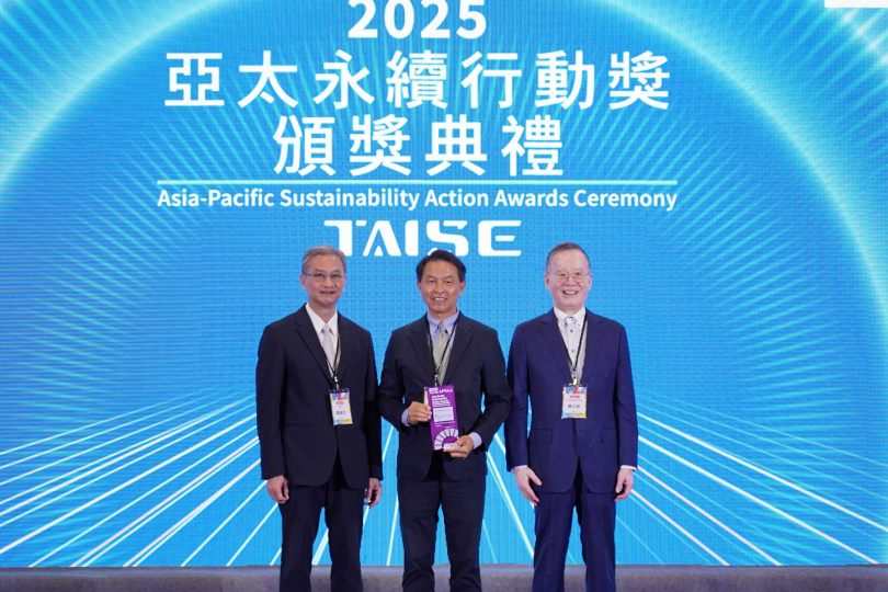 義電智慧能源摘金奪銀,陳威廷董事長(中)代表受獎。左起環境部葉俊宏政務次長、義電智慧能源台灣陳威廷董事長、台灣永續能源研究基金會簡又新董事長。(圖片提供/義電智慧能源)