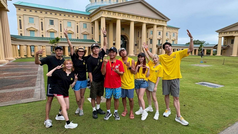 阿樂（左起）、孫其君、Janet、坤達、吳宗憲、KID、笑笑、寶兒、錦榮。（圖／綜藝玩很大提供）