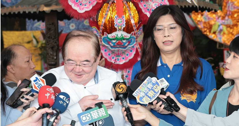 消息人士向CTWANT指出,北部國民黨本土派大將、前國民黨秘書長李乾龍(左)礙於情面不便表態,但私下正全力協助前立委鄭麗文(右)競逐黨主席。(圖/報系資料照)