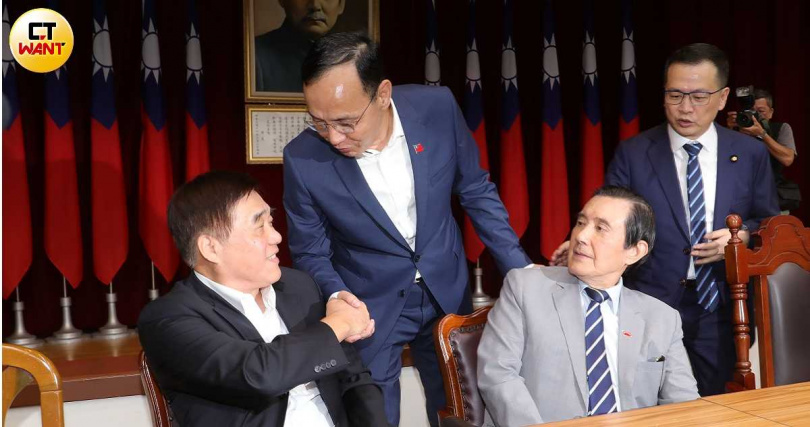 身為門下大弟子，立委羅智強（右1）角逐國民黨主席大位獲得前總統馬英九（右2）公開支持，但聲勢始終居於「老三」，因而不時傳出將與獲得現任主席朱立倫（左2）暗助、聲勢更旺的前台北市長郝龍斌（左1）整合。（圖／周志龍攝）