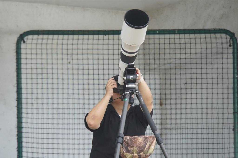 墾管處18日下午在滿州國中舉辦賞鷹活動，專業人士拿著「大砲」拍老鷹。（圖／中國時報羅琦文攝）