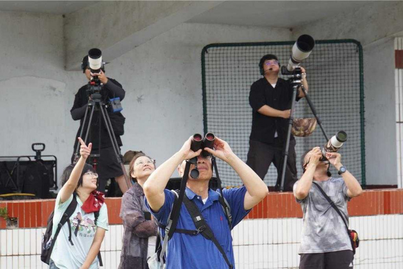 墾管處18日下午在滿州國中舉辦賞鷹活動，民眾聚精會神欣賞「鷹姿」。（圖／中國時報羅琦文攝）