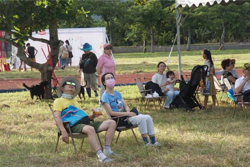 墾管處18日下午在滿州國中舉辦賞鷹活動，民眾悠閒坐在躺椅上賞鷹。（圖／中國時報羅琦文攝）