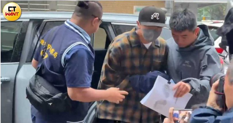 謝坤達今晨返台後,檢警立即展開拘提行動,在機場完成身份確認後,於8時20分左右被押回永和分局。(圖/蘇聖倫攝)