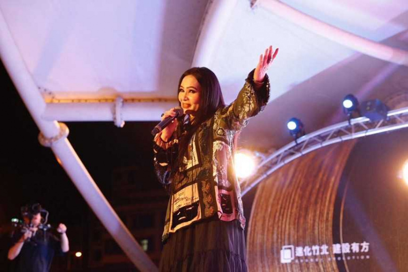 資深藝人潘越雲（圖）獻唱「我是不是你最疼愛的人」聽得人如癡如醉。（圖／翻攝自竹北市公所媒體群組）