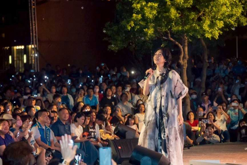 資深藝人萬芳（圖）特別為竹北市譜組曲。（圖／翻攝自竹北市公所媒體群組）