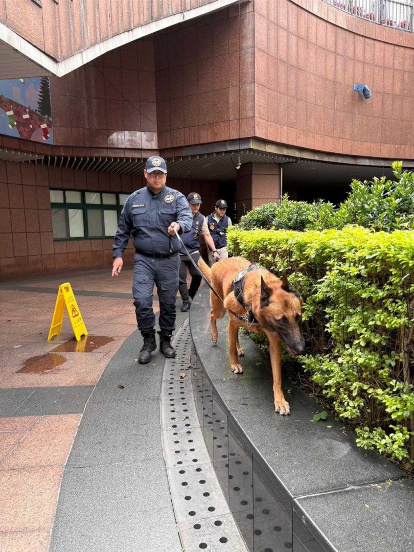 場檢小組會同偵爆犬與警衛犬於耶誕城會場執行爆炸物偵測與巡守。（新北市警察局提供）