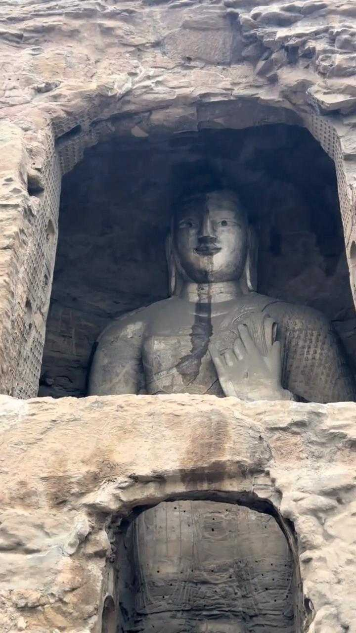 雲岡石窟佛像的面部與頸部均有明顯濕痕。(圖/翻攝自《百度》)