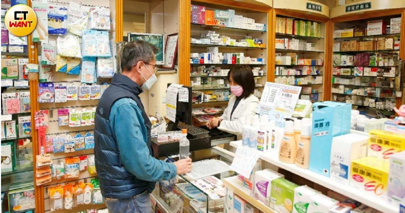 ADCC缺乏症治療納入健保是否有當，各界爭論不休。圖為藥房示意，無指涉當事人。（示意圖／黃耀徵攝）