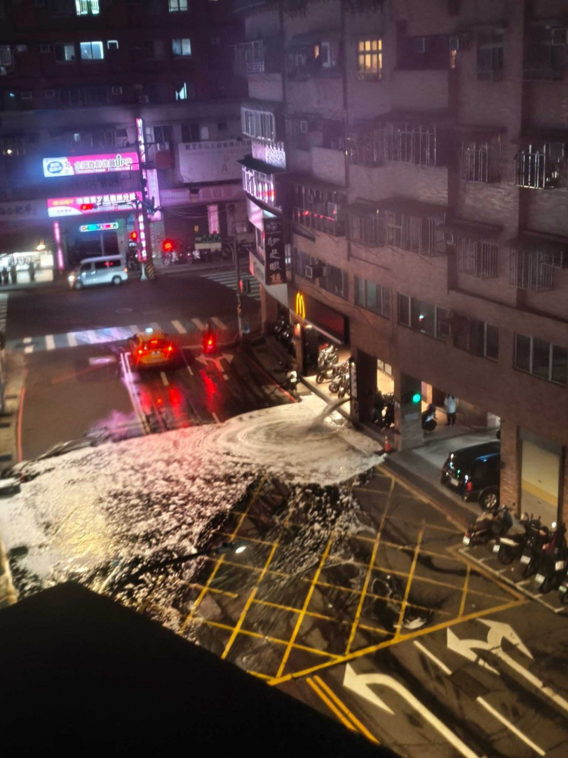 麥當勞門前的消防栓噴出大量泡沫。（圖／翻攝臉書／路上觀察學院）