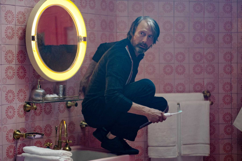 有「反派專業戶」之稱的邁茲米克森，這回將在片中展現頑皮又充滿少年感的反差魅力。（圖／采昌提供）