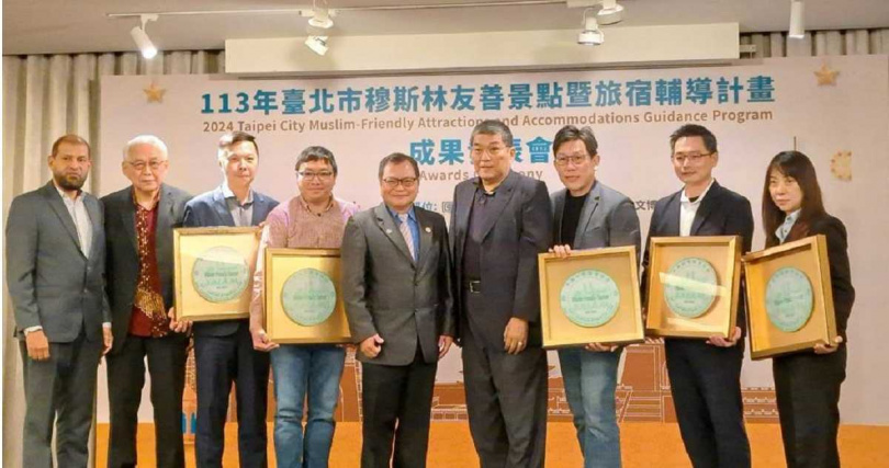 中國回教協會理事長張明峻（右四），遭控對多位穆斯林提出訴訟，試圖「以訟止論」，更掀起穆斯林怒火。（圖／報系資料照）