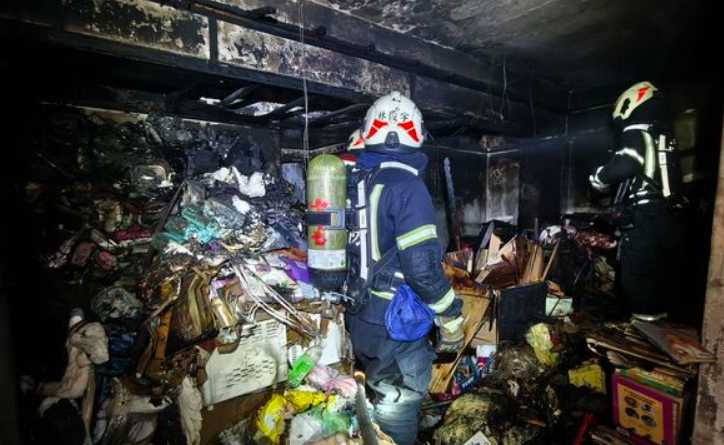 基隆市消防局仁愛分隊小隊長詹能傑,為救出被屋內眾多雜物而受困女子不幸殉職。(圖/翻攝畫面)