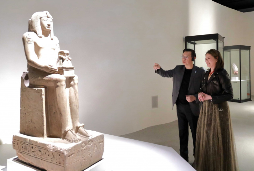 全球人壽董事長林文惠（右）與總經理馬君碩（左）共同觀展，與珍貴文物對話，企業將永續投資落實於文化與社會層面的承諾。（圖片提供／全球人壽）
