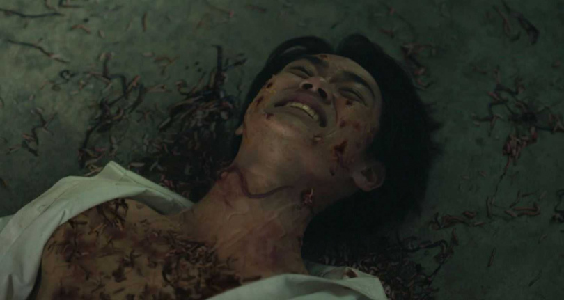 《邪降：覺醒》演員親上陣，大量蚯蚓、蛆蟲灑全身。（圖／威視電影）