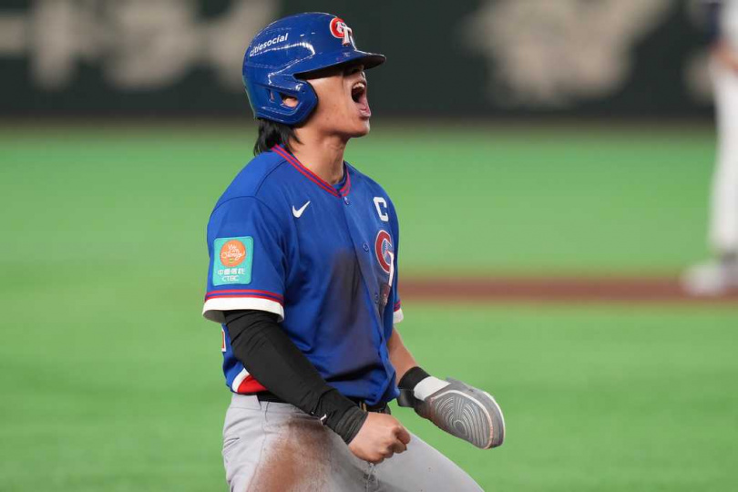 左手食指骨裂的陳傑憲仍帶傷上場跑壘，成為比賽焦點。