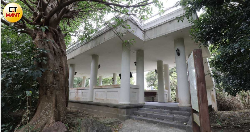 從被突襲拆除之士林官邸營舍後頭向上爬，映入眼簾的「慈雲亭」已被列入國定古蹟建築，斑駁壁癌的牆面卻顯得保存散漫，文資學者是直搖頭。（圖／方萬民攝）