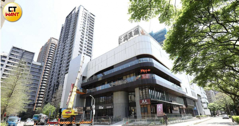 亞昕建設在林口不只推案，還有經營飯店和商場。此次高價銷售惹議的「亞昕昕聯心」股東戶，就正好位在亞昕所經營的昕境廣場旁。（圖／CTWANT攝影組）