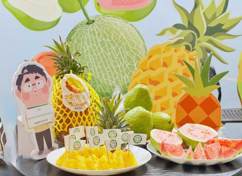 台南館展出金鑽鳳梨與紅寶石芭樂等農產品，並提供現場試吃，吸引消費者駐足詢問，展現台南農產品特色。 (圖片提供／台南市政府)
