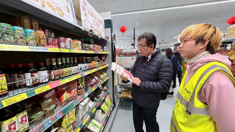 台南市長黃偉哲走訪英國當地通路，了解商品陳列與市場價格，掌握當地消費市場情形。(圖片提供／台南市政府)