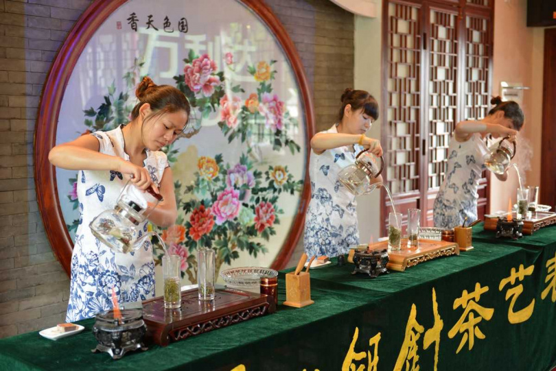 在君山御茶園江南仕女妝扮的三名女子做君山銀針茶藝示範。（圖／吳德亮攝影）