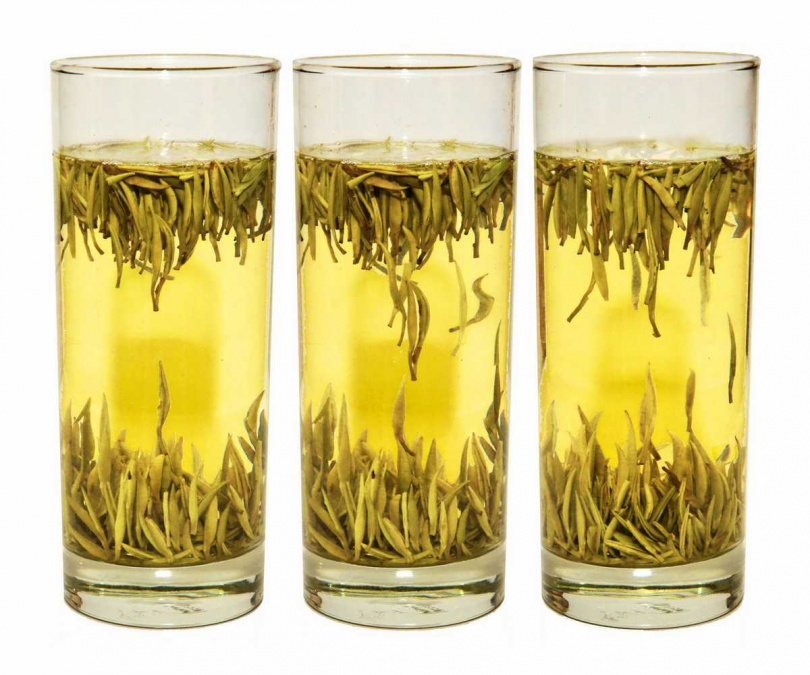 玻璃高杯中的君山銀針群起豎立在金晃晃的茶湯水面。（圖／吳德亮攝影）