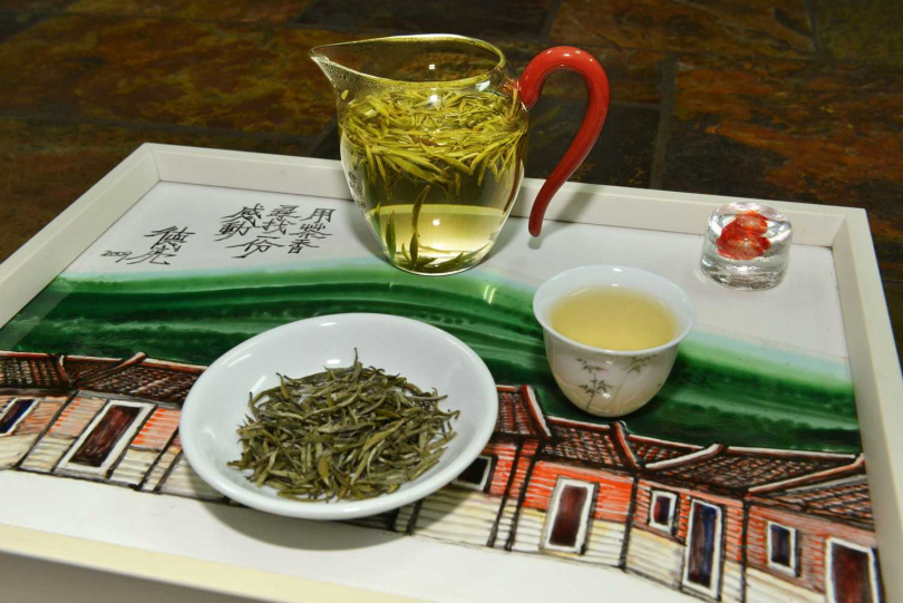 以玻璃茶海沖泡君山銀針明顯感覺清香沁人。（圖／吳德亮攝影）