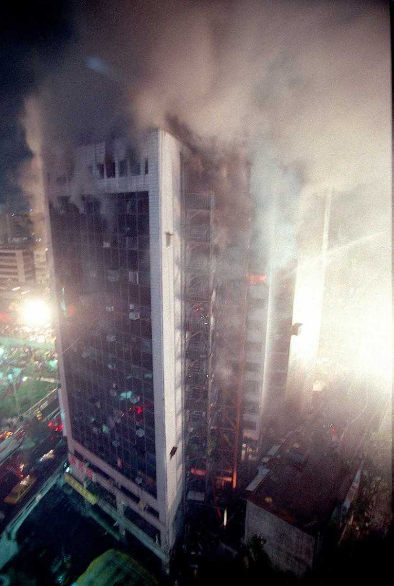 1996年錦新大樓大火,整座大樓籠罩在煙霧彌漫中。(圖/報系資料照)