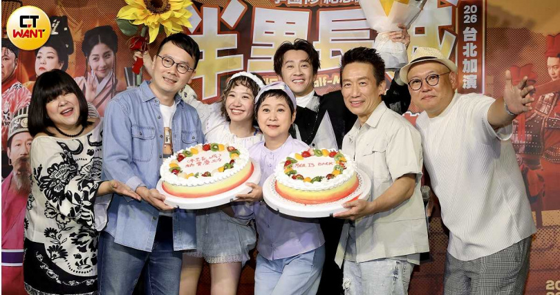郭子乾送上蛋糕慶祝王月重生。(圖/侯世駿攝)