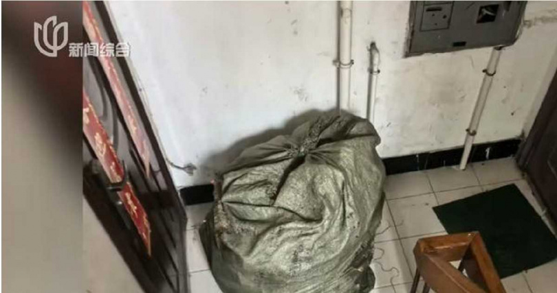 上海一對母女租屋後大量囤積回收物並飼養流浪犬,引發鄰居不滿。