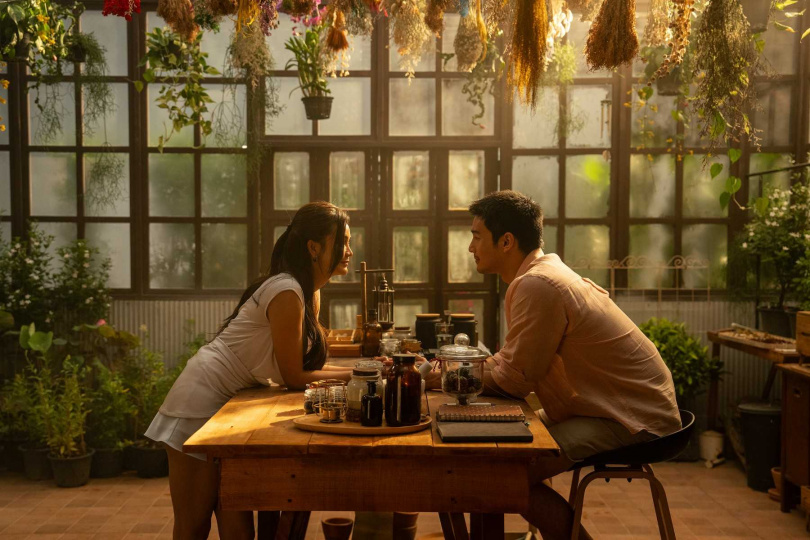 片中Engfa(左)與Apo(右)上演禁忌又危險的恐怖愛戀。(圖/采昌提供)