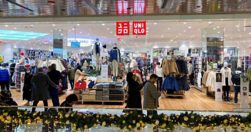 一名日本網友發現AIRism不再涼爽,店員查看洗標後才驚覺衣服竟已是5年前製造。(示意圖/達志/美聯社)