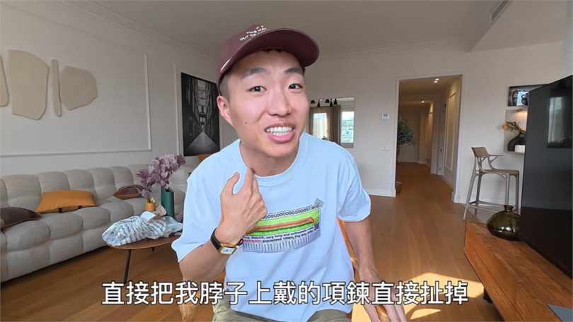 黃大謙遇到巴塞隆納當地的搶劫集團,脖子上的項鍊直接被扯下劫走。(圖/翻攝Youtube頻道《黃大謙》)