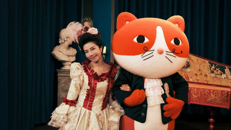 江老師(左)身穿精美華麗的巴洛克當代造型。(圖/小公視提供)