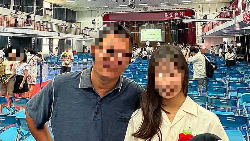 林師參加女兒的畢業典禮,兩人合影留念。(圖/家屬提供)