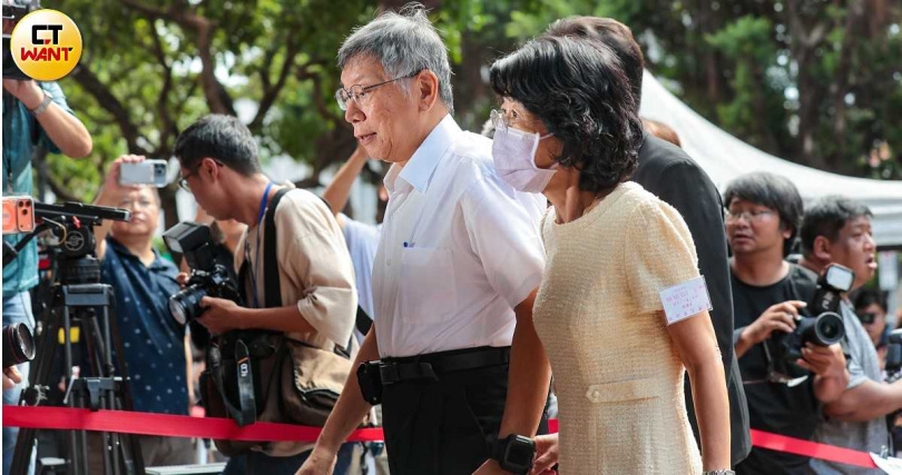 前台北市長柯文哲在妻子陳佩琪陪同下步入高等法院。(圖/黃耀徵攝)