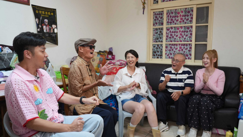 香蕉、沛蓉、短今、短爸一同找李炳輝聊天。（圖／台視提供）