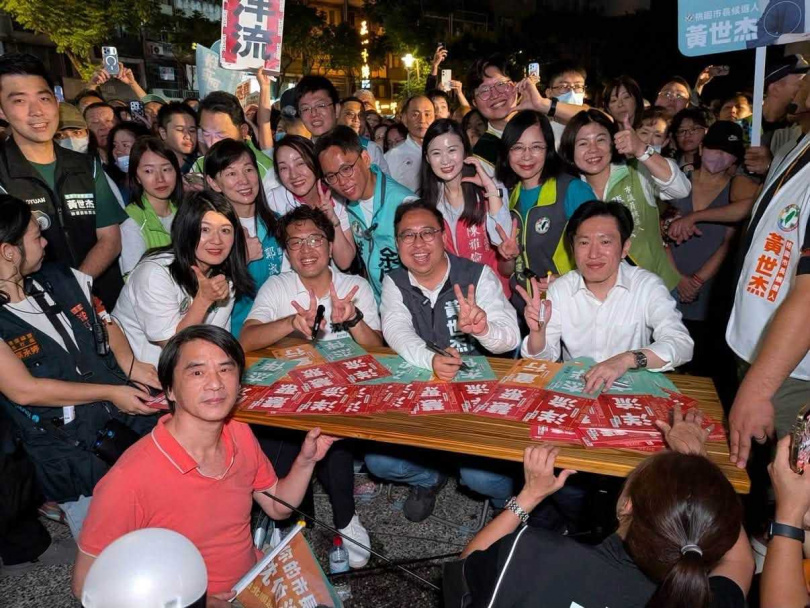 黃世杰與綠營小雞們到夜市掃街拜票。(圖/翻攝自張佩芸您同行臉書)