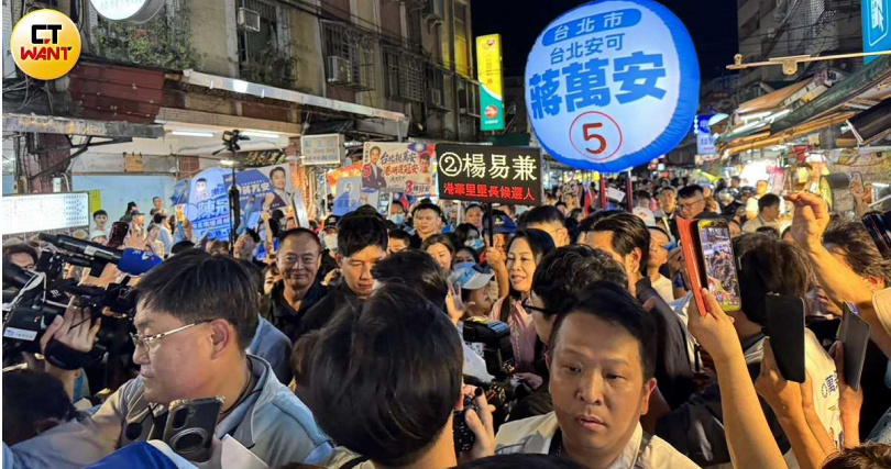 跟隨的支持者眾多,將街道擠得水洩不通。(圖/劉宇鈞攝)
