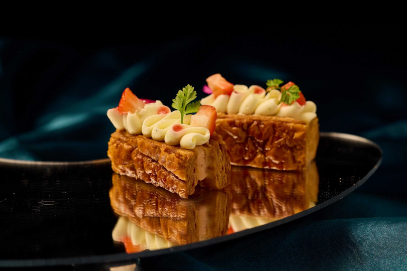 島語草莓季新品之一「鮮莓清檸千層酥」。（圖／漢來美食提供）