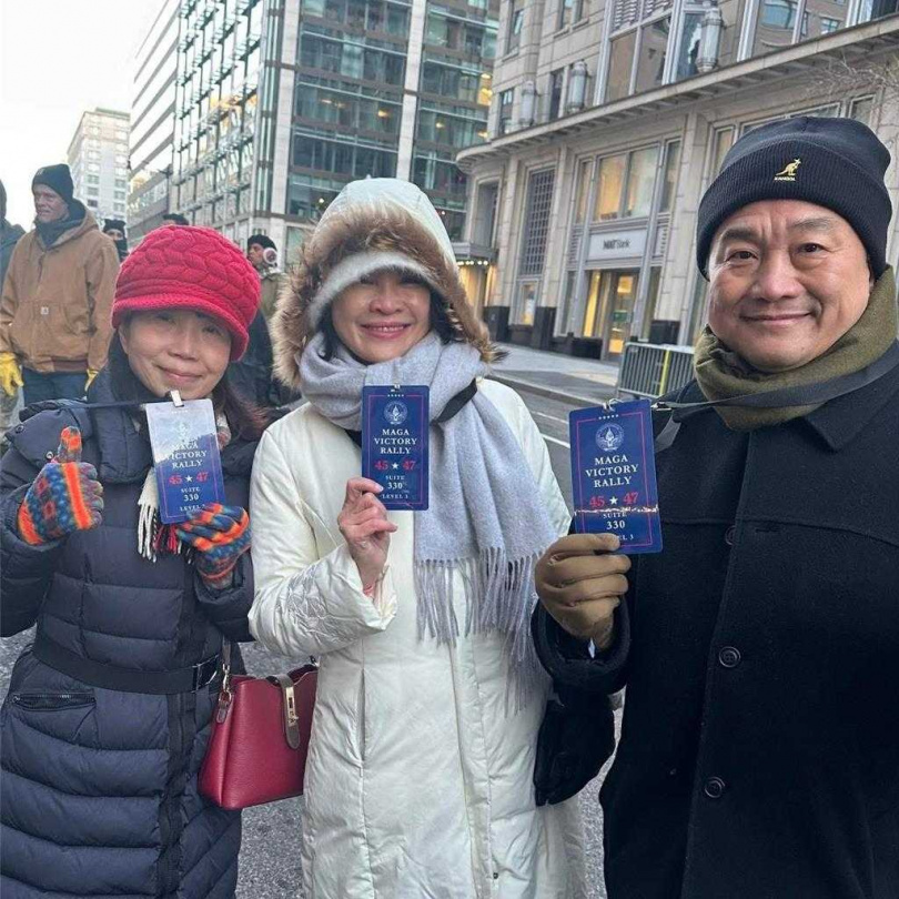 民進黨立委王定宇20日在臉書曬出代表團合照，表示代表團取得獲邀進入室內觀禮的邀請票，另外爭取到四張包廂貴賓票，由韓國瑜、台美國會聯誼會王定宇和柯志恩二位會長、加上民眾黨代表陳昭姿委員，一同從貴賓通道進場。（圖／摘自王定宇臉書）