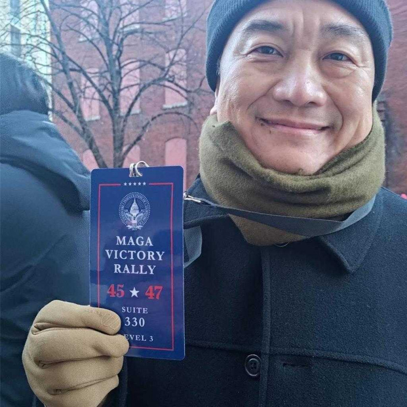 民進黨立委王定宇20日在臉書曬出代表團合照，表示代表團取得獲邀進入室內觀禮的邀請票，另外爭取到四張包廂貴賓票，由韓國瑜、台美國會聯誼會王定宇和柯志恩二位會長、加上民眾黨代表陳昭姿委員，一同從貴賓通道進場。（圖／摘自王定宇臉書）