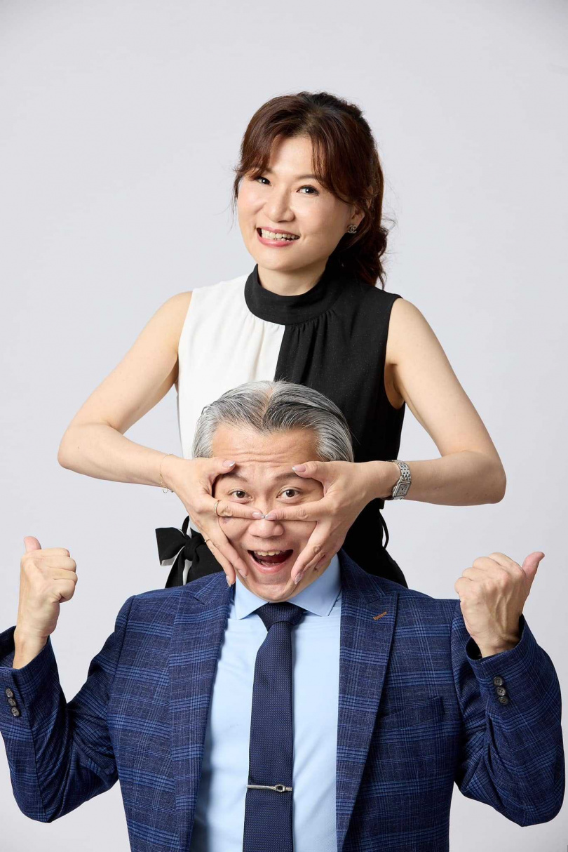 陳志金(前)近幾年過年都會以貼文讚數,包紅包給老婆。(圖/陳志金臉書)