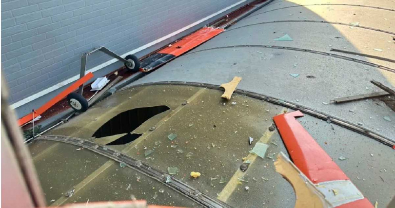 陸軍訓練用遙控靶機因不明原因墜落,造成民宅屋頂破損。(圖/翻攝畫面)